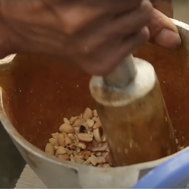 Bước 5 Bóc vỏ đậu phộng Chè lam không cần mạch nha