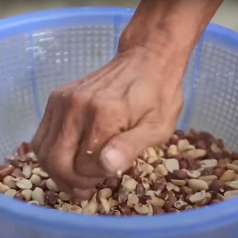 Bước 5 Bóc vỏ đậu phộng Chè lam không cần mạch nha