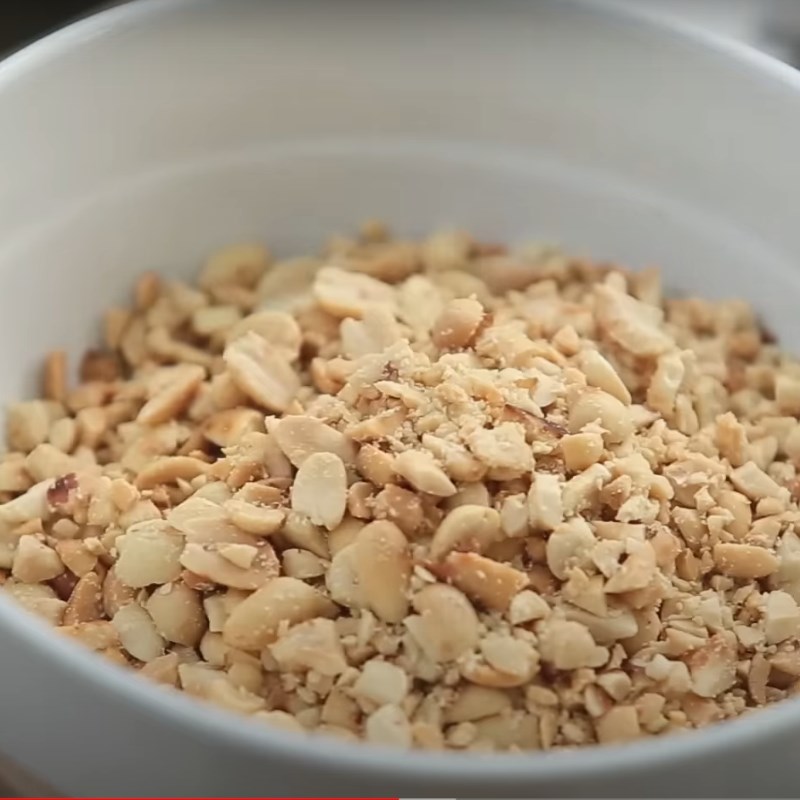 Bước 5 Bóc vỏ đậu phộng Chè lam không cần mạch nha