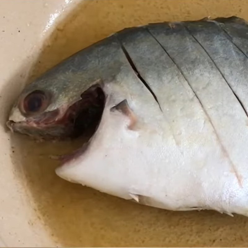 Bước 1 Chiên cá chim Cá chim chiên mắm tỏi