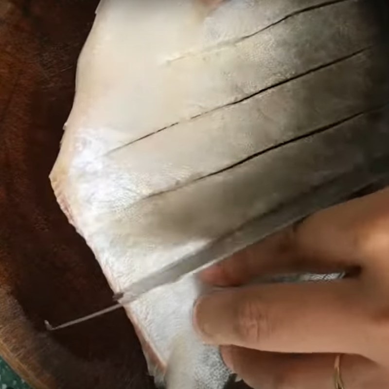 Bước 1 Chiên cá chim Cá chim chiên mắm tỏi