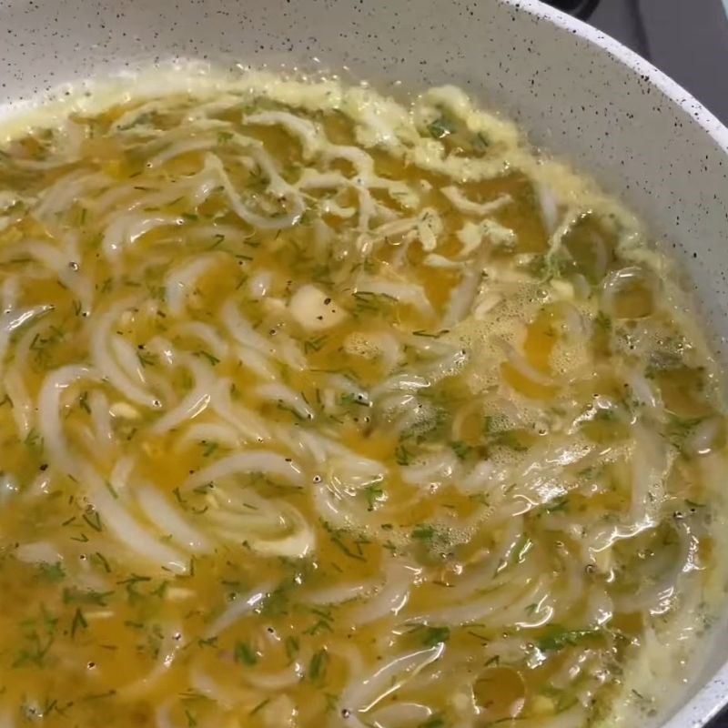 Bước 3 Chiên trứng Cá ngần rán trứng