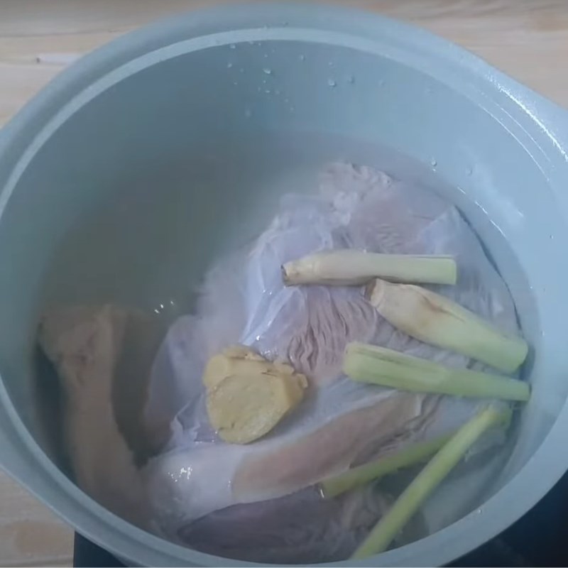 Bước 2 Luộc bắp bò Bắp bò ngâm rau tiến vua