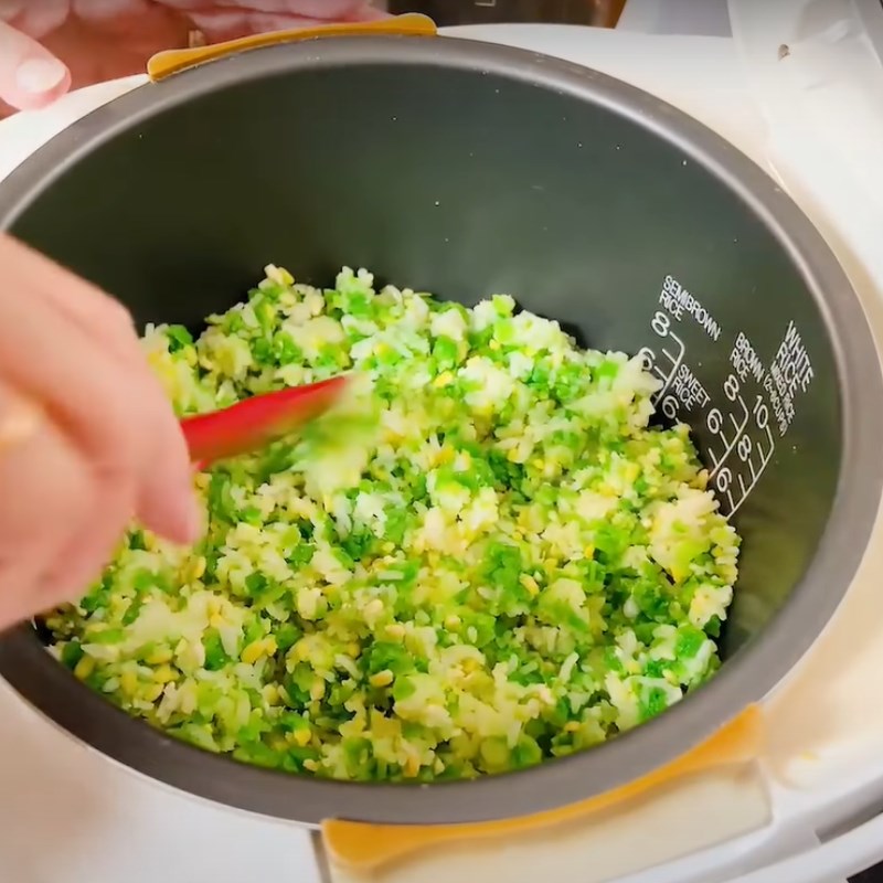 Step 3 Cooking dry green sticky rice with rice cooker
