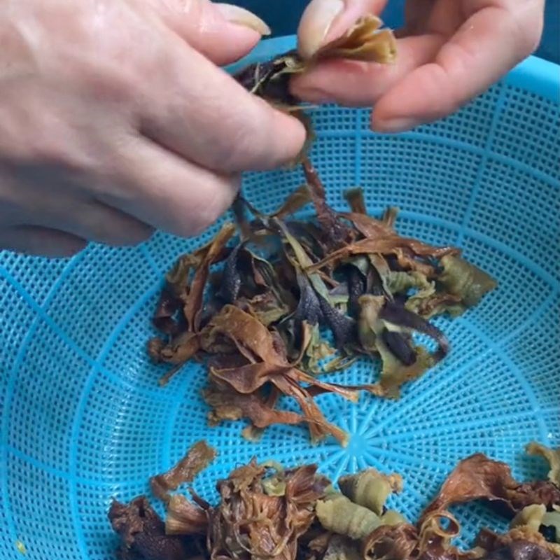 Bước 2 Ngâm hoa núc nác khô Cách chế biến hoa núc nác khô