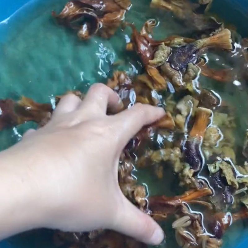 Bước 2 Ngâm hoa núc nác khô Cách chế biến hoa núc nác khô