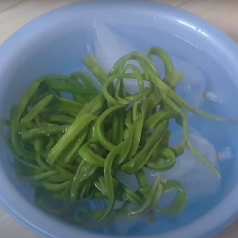 Bước 1 Ngâm rau tiến vua Bắp bò ngâm rau tiến vua