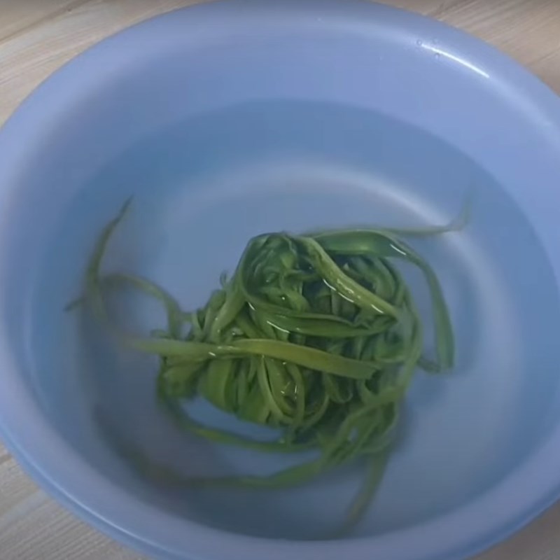 Bước 1 Ngâm rau tiến vua Bắp bò ngâm rau tiến vua