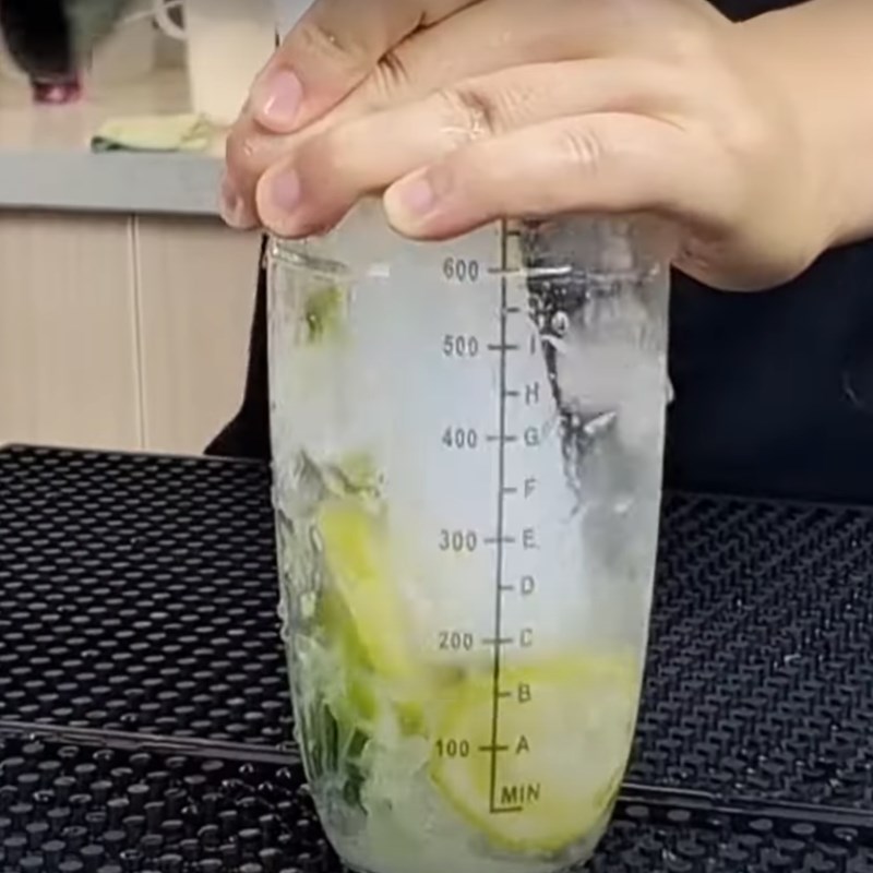 Bước 3 Pha trà chanh giã tay ly 700ml Trà chanh giã tay