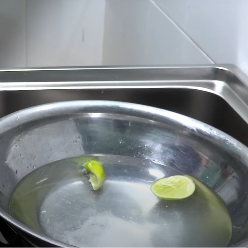 Bước 1 Sơ chế cá heo Cá heo kho tiêu