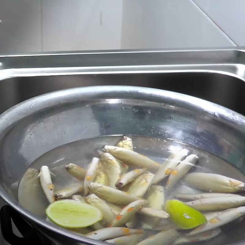 Bước 1 Sơ chế cá heo Cá heo kho tiêu