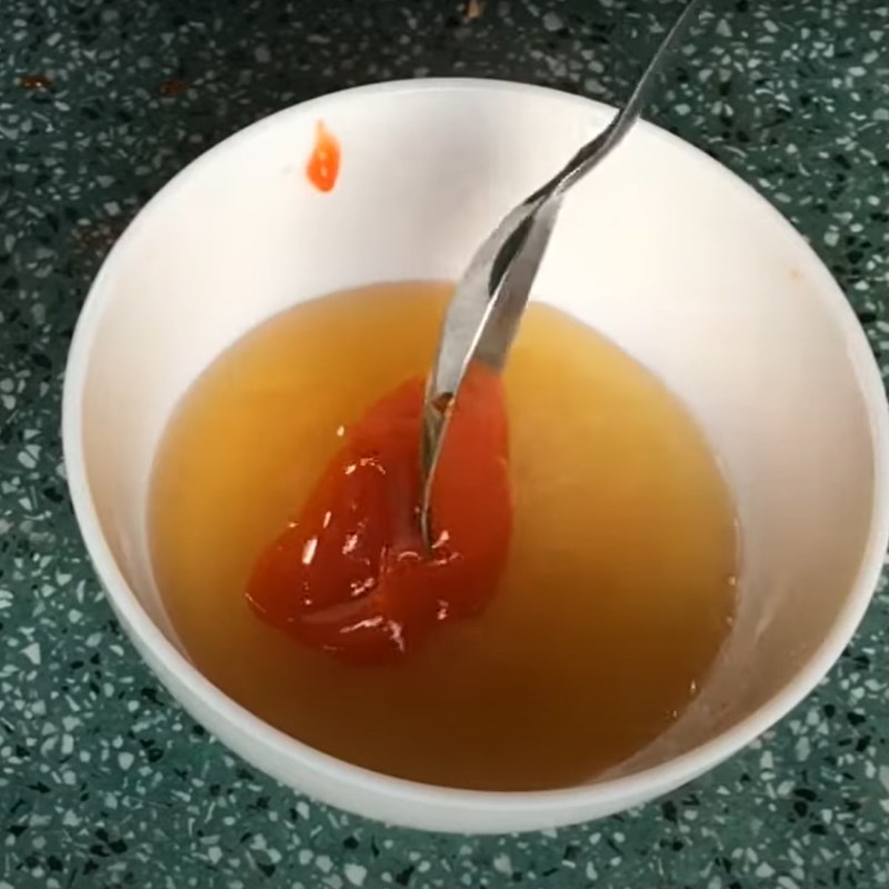Bước 2 Sơ chế các nguyên liệu và pha nước sốt Cá chim chiên mắm tỏi