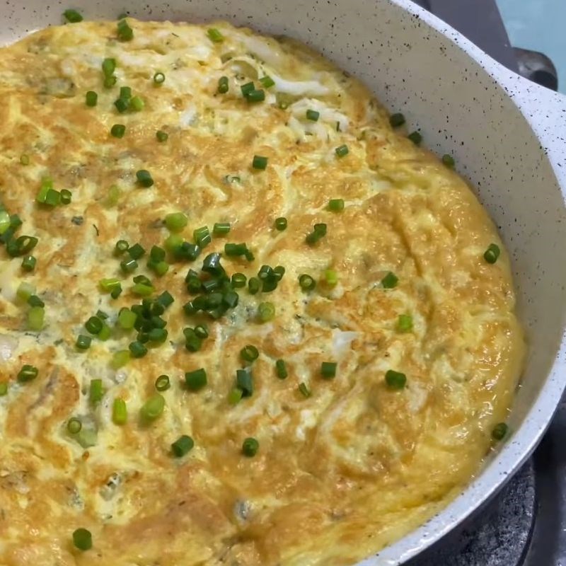 Bước 4 Trình bày Cá ngần rán trứng