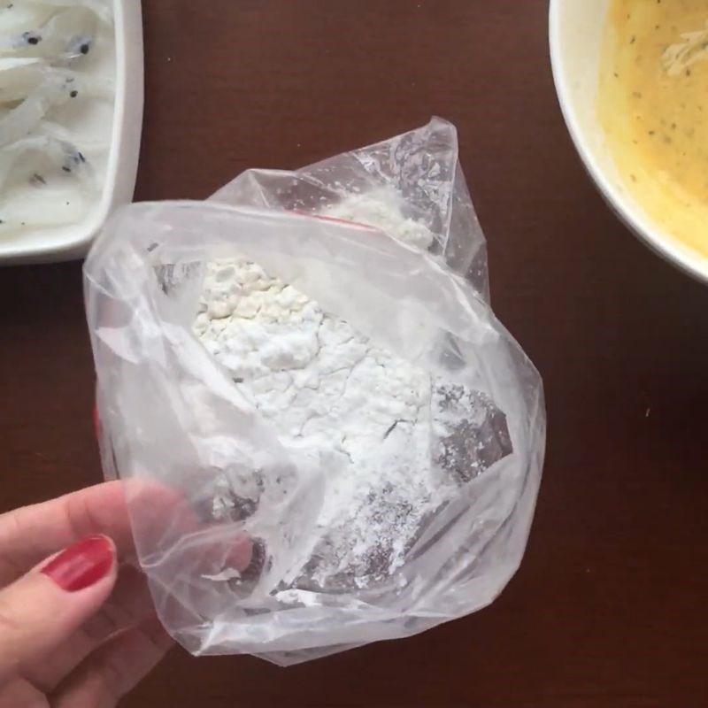 Bước 2 Trộn bột khô Cá ngần chiên giòn
