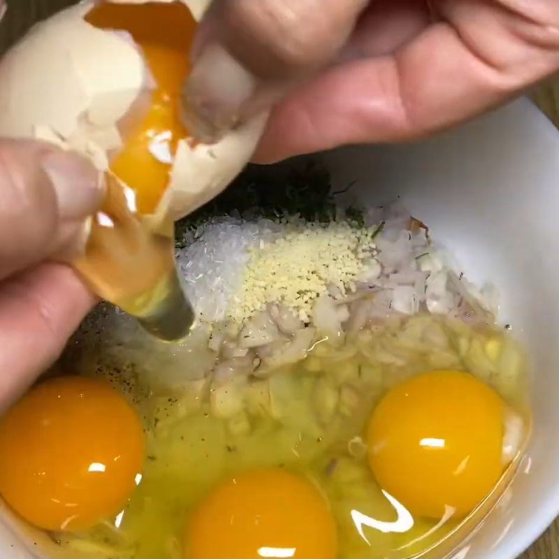 Bước 2 Trộn cá ngần, trứng và gia vị Cá ngần rán trứng