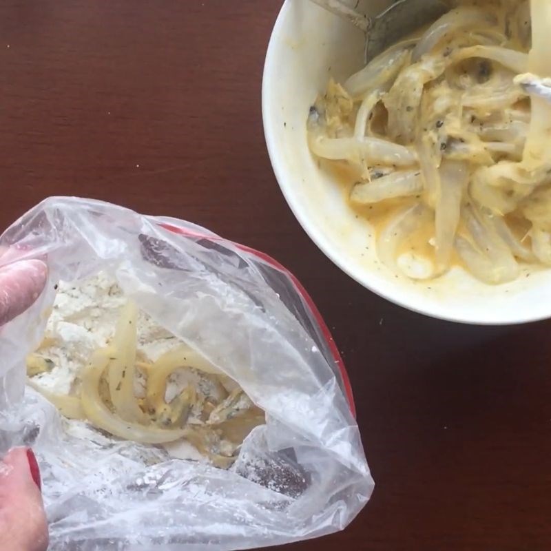 Bước 3 Trộn cá ngần với bột ướt và bột khô Cá ngần chiên giòn