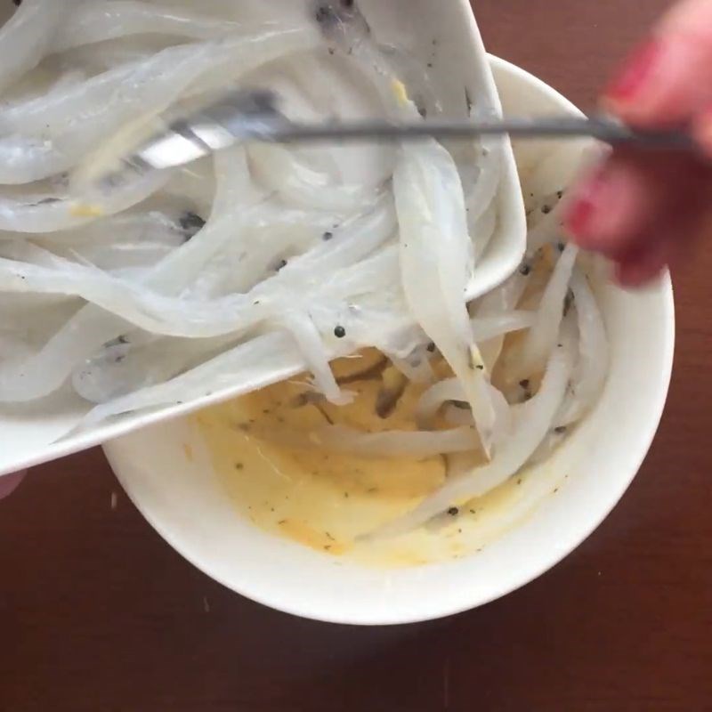 Bước 3 Trộn cá ngần với bột ướt và bột khô Cá ngần chiên giòn