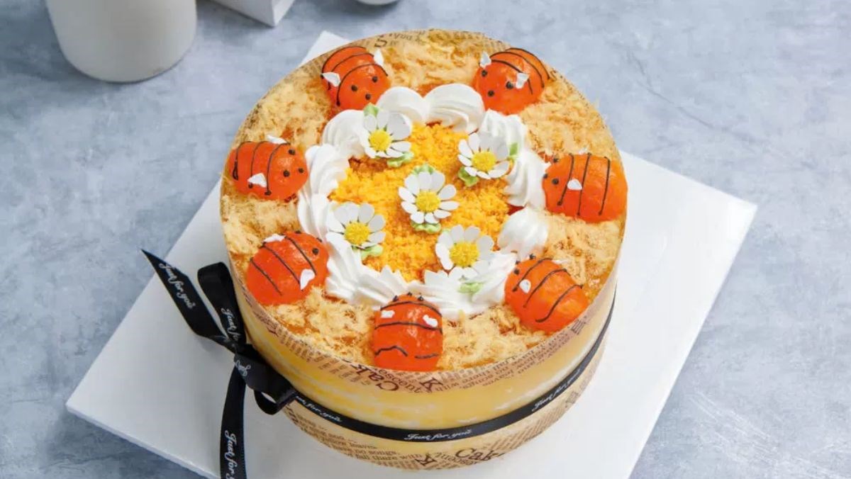 Bánh bông lan trứng muối sinh nhật