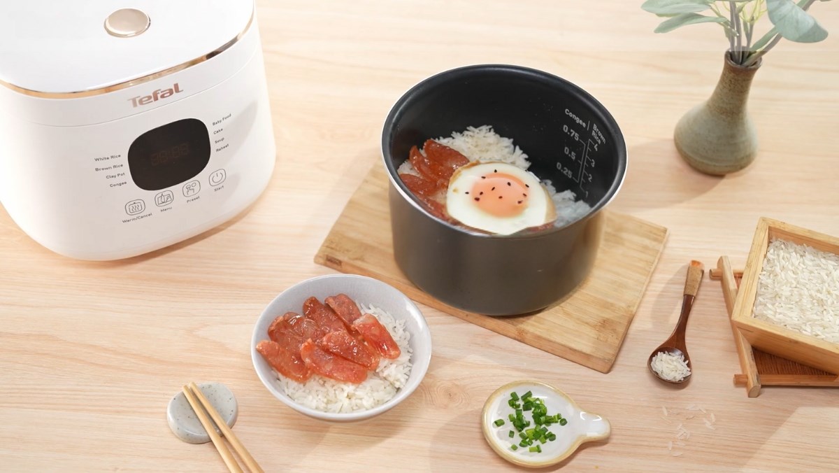 Cơm niêu lạp xưởng trứng bằng nồi cơm điện tử Tefal