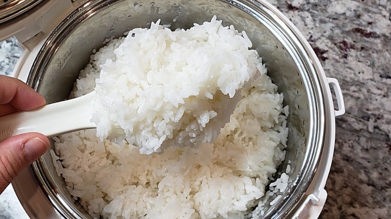 C&aacute;ch h&acirc;m cơm bằng nồi cơm điện Toshiba nắp rời, nắp g&agrave;i