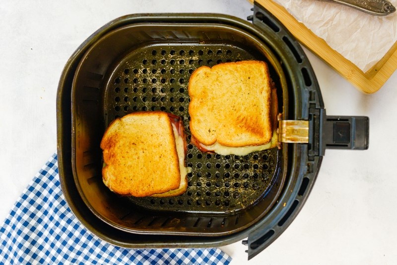 Mẹo nướng bánh mì sandwich bằng nồi chiên không dầu