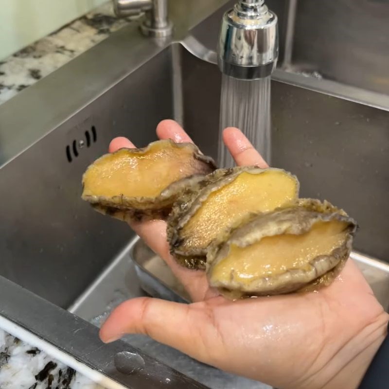 Bước 1 Sơ chế bào ngư Bào ngư xào nấm đông cô