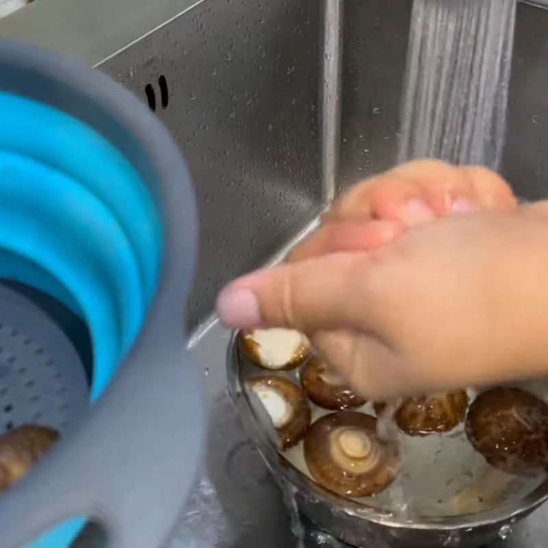 Bước 3 Sơ chế nấm đông cô Bào ngư xào nấm đông cô