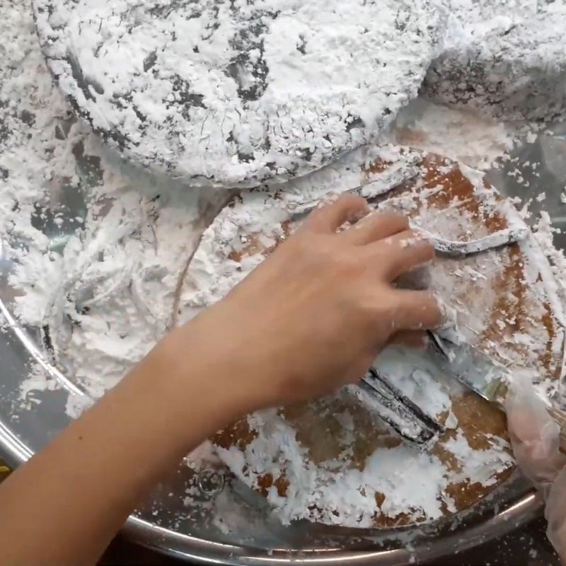 Bước 4 Cắt sợi bột lá mơ Chè lá mơ người Hoa