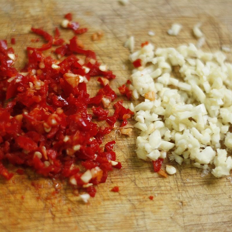 Bước 1 Chuẩn bị nguyên liệu Nước sốt tỏi ớt chua ngọt trộn mì