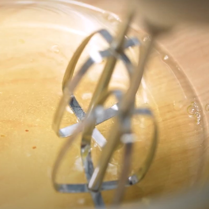 Bước 1 Đánh trứng Bánh bông lan nướng bằng nồi cơm điện tử Tefal