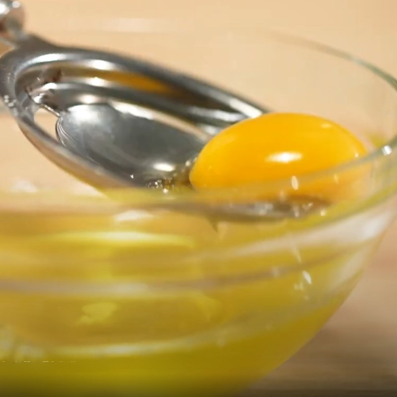 Bước 1 Đánh trứng Bánh bông lan nướng bằng nồi cơm điện tử Tefal