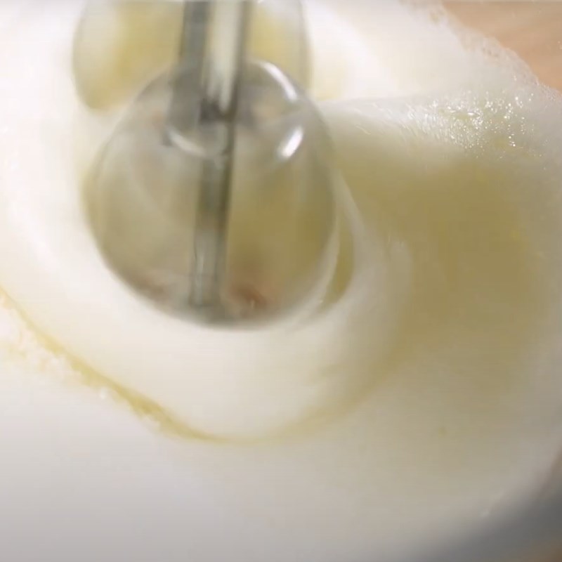 Bước 1 Đánh trứng Bánh bông lan nướng bằng nồi cơm điện tử Tefal