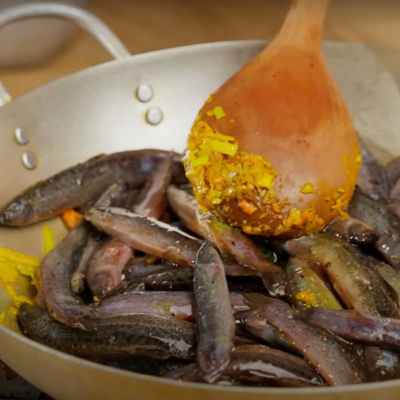 Bước 3 Kho cá chạch Cá chạch kho nghệ