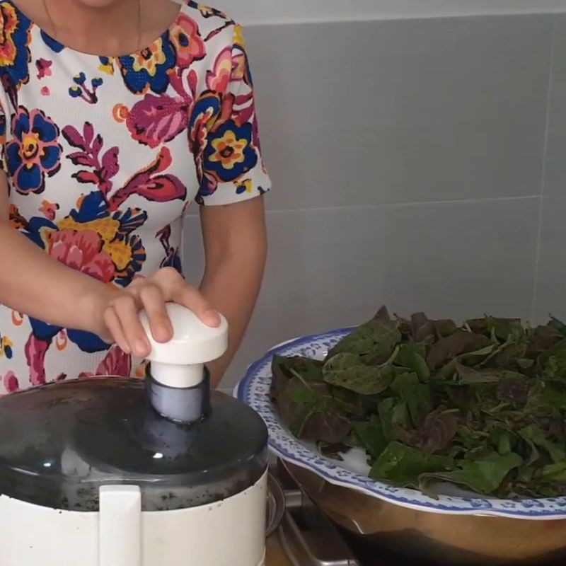 Lấy nước cốt lá mơ