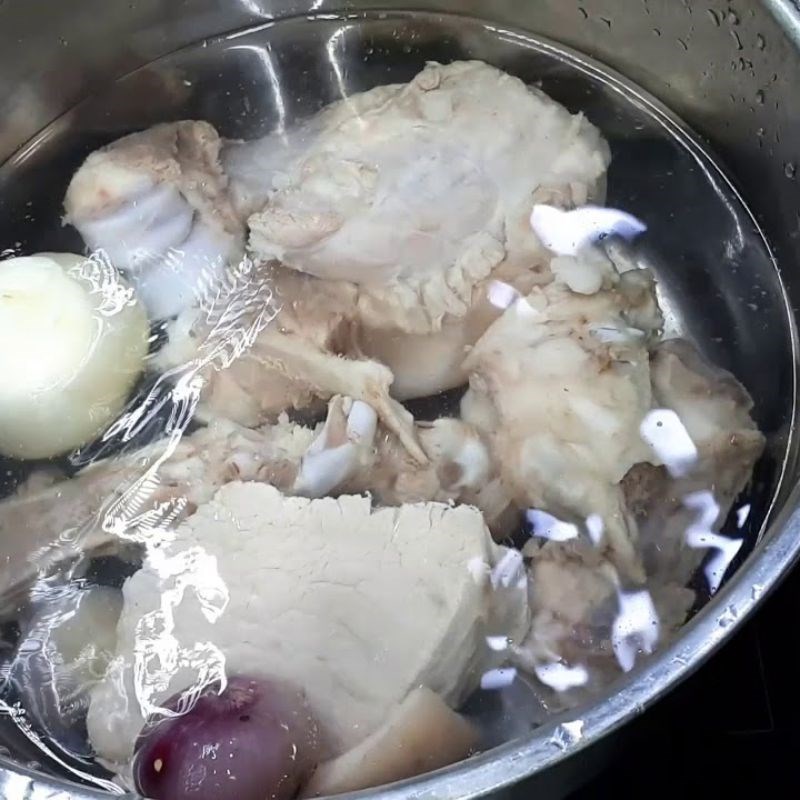 Bước 4 Nấu nước dùng Bánh cuốn Cao Bằng