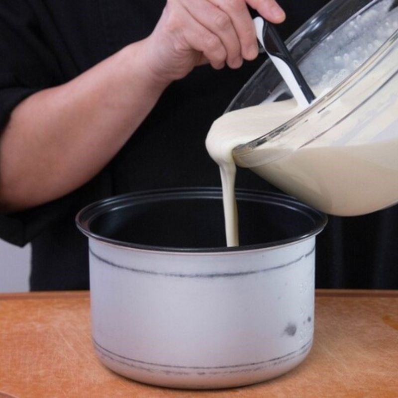 Bước 3 Nướng bánh bằng nồi cơm điện Bánh bông lan trứng muối sinh nhật