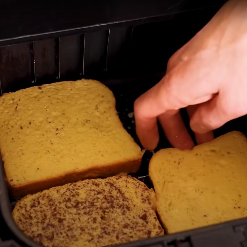 Bước 3 Nướng bánh mì French toast - bánh mì nướng kiểu Pháp bằng nồi chiên không dầu