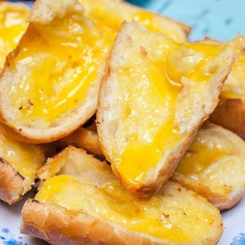 Bước 3 Phết bơ mật ong lên bánh mì Bánh mì bơ mật ong