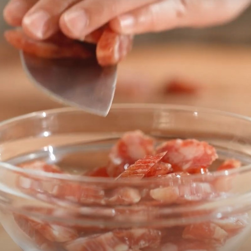 Bước 1 Sơ chế nguyên liệu Cơm niêu lạp xưởng trứng bằng nồi cơm điện tử Tefal