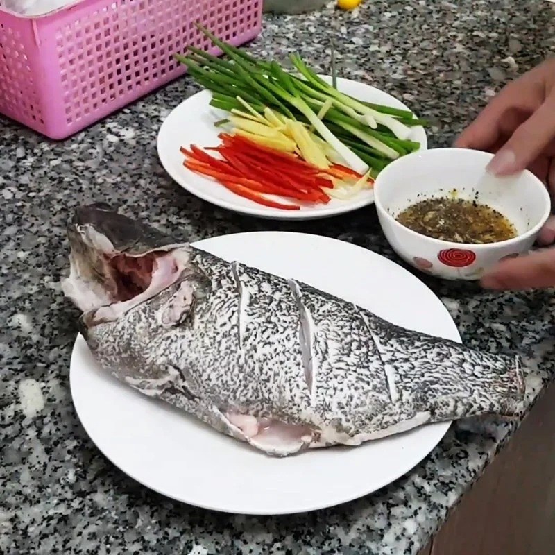 Bước 1 Sơ chế nguyên liệu Cá mú hấp dưa chua