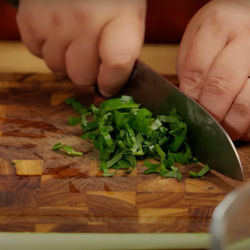 Bước 1 Sơ chế nguyên liệu Cá chạch kho nghệ