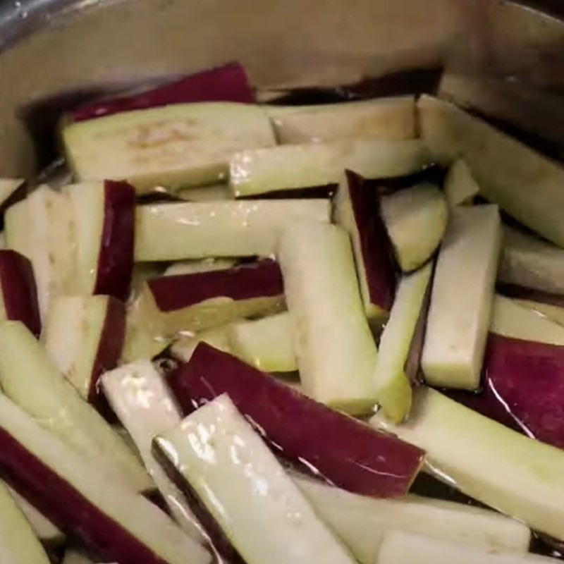 Bước 1 Sơ chế nguyên liệu Cà tím xào thịt ba chỉ