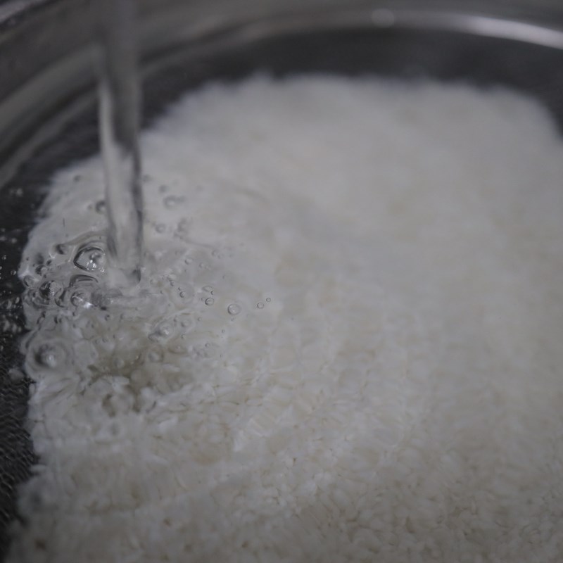 Bước 1 Sơ chế nguyên liệu Cơm niêu lạp xưởng trứng bằng nồi cơm điện tử Tefal