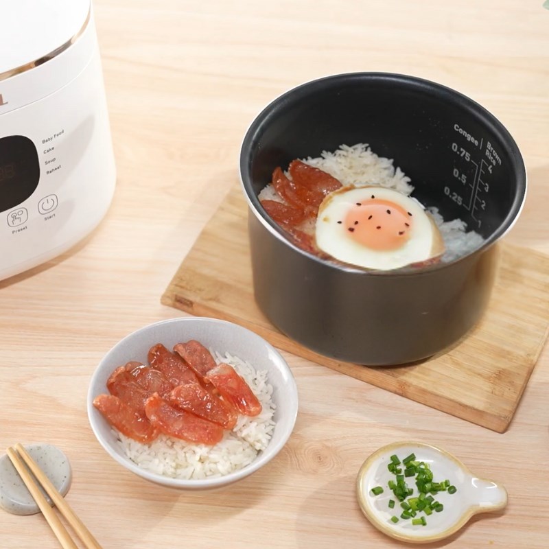 Bước 3 Thành phẩm Cơm niêu lạp xưởng trứng bằng nồi cơm điện tử Tefal