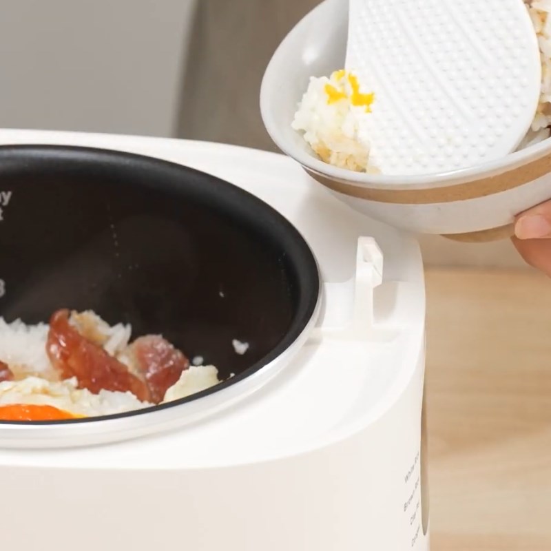 Bước 3 Thành phẩm Cơm niêu lạp xưởng trứng bằng nồi cơm điện tử Tefal