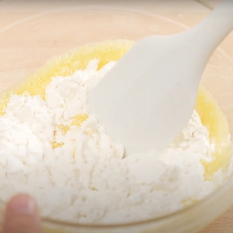 Bước 2 Trộn bột Bánh bông lan nướng bằng nồi cơm điện tử Tefal