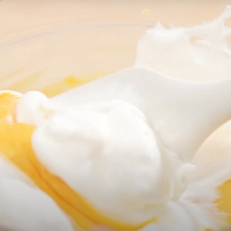 Bước 2 Trộn bột Bánh bông lan nướng bằng nồi cơm điện tử Tefal