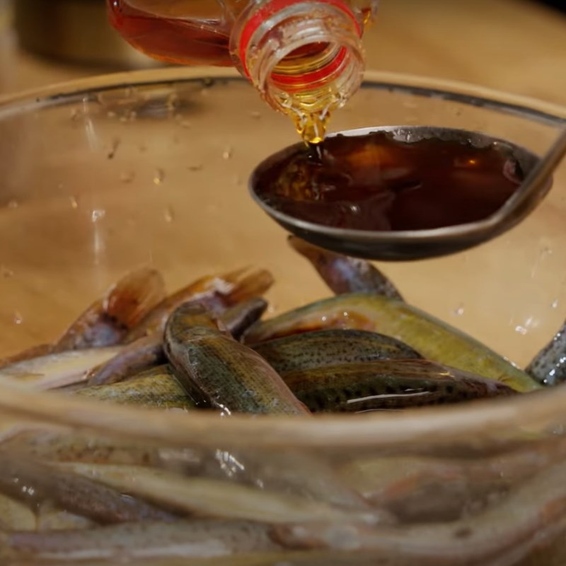 Bước 2 Ướp cá chạch Cá chạch kho nghệ