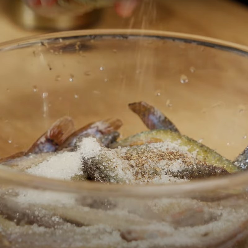 Bước 2 Ướp cá chạch Cá chạch kho nghệ