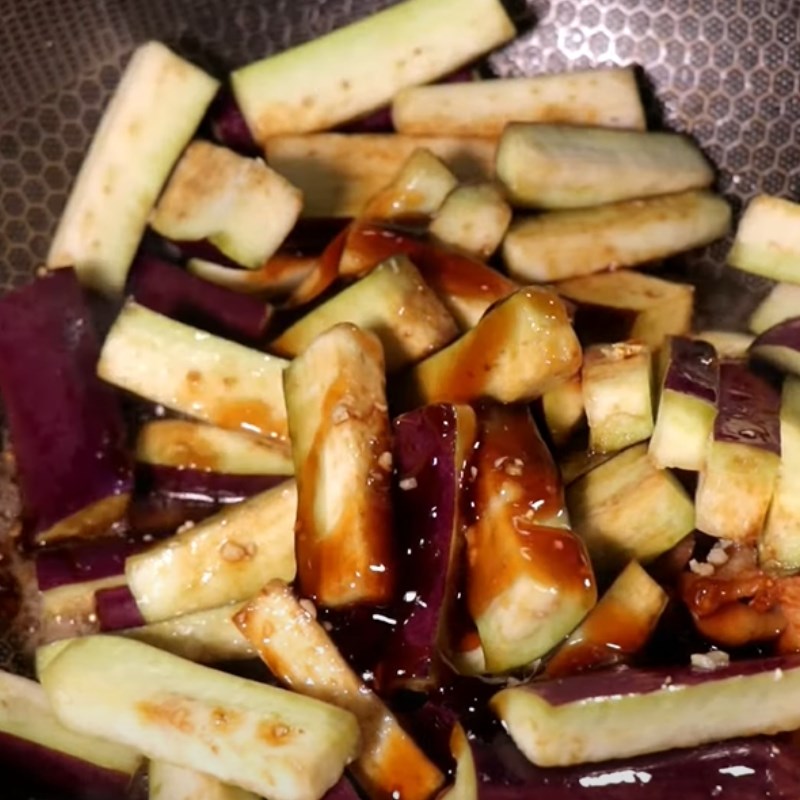 Bước 3 Xào cà tím Cà tím xào thịt ba chỉ